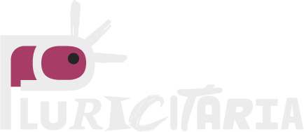 Logo Pluricitária Branca e Rosa